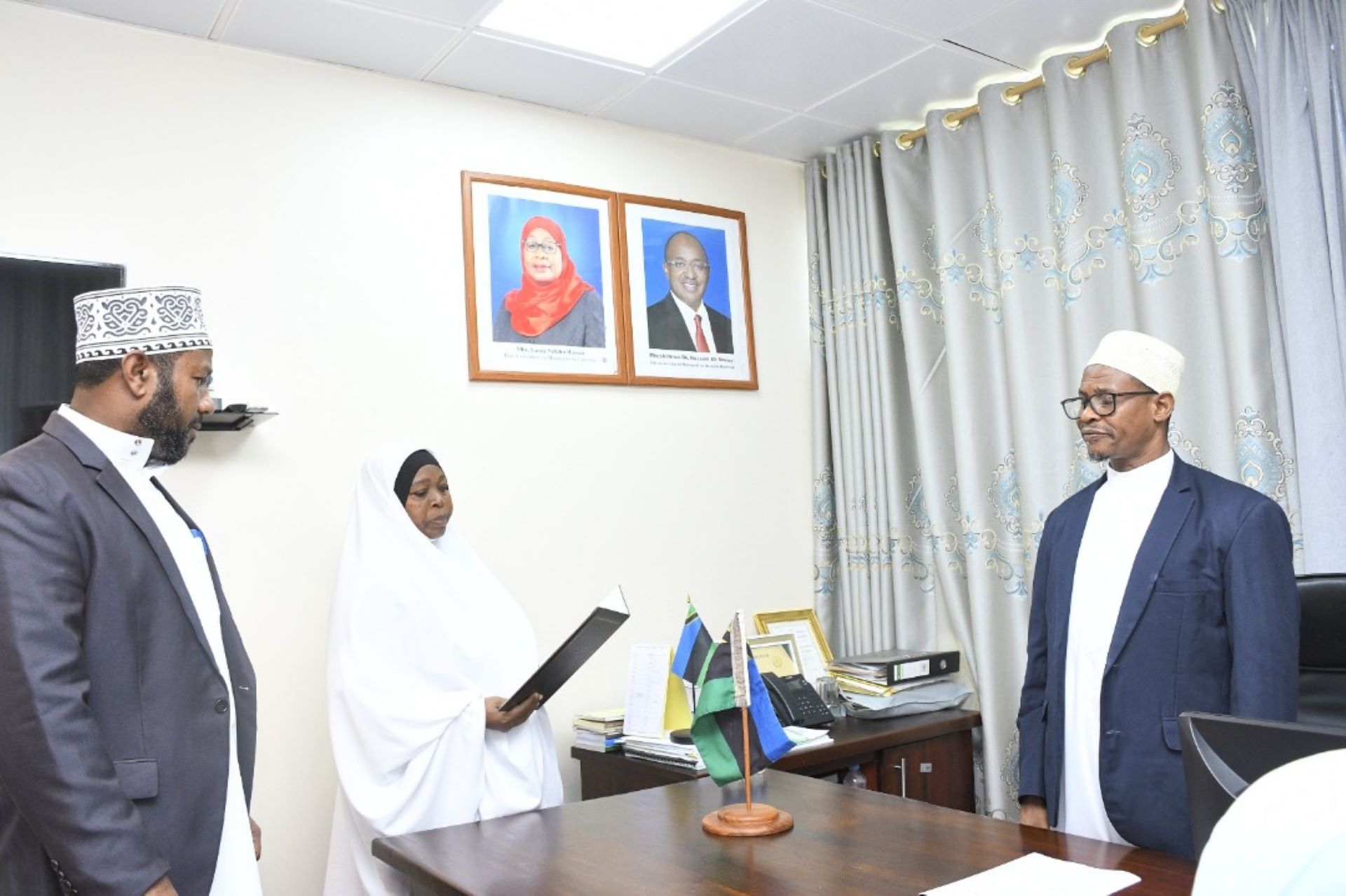 KADHI MKUU WA ZANZIBAR AWAAPISHA WASULUHISHI